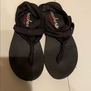Women’s Skechers Yoga Foam sandals. Size 8